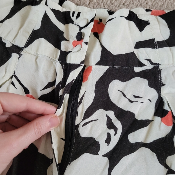 Modcloth 70’s style daisy pants Ultra High rise. Wide leg daisy print. - Picture 5 of 7